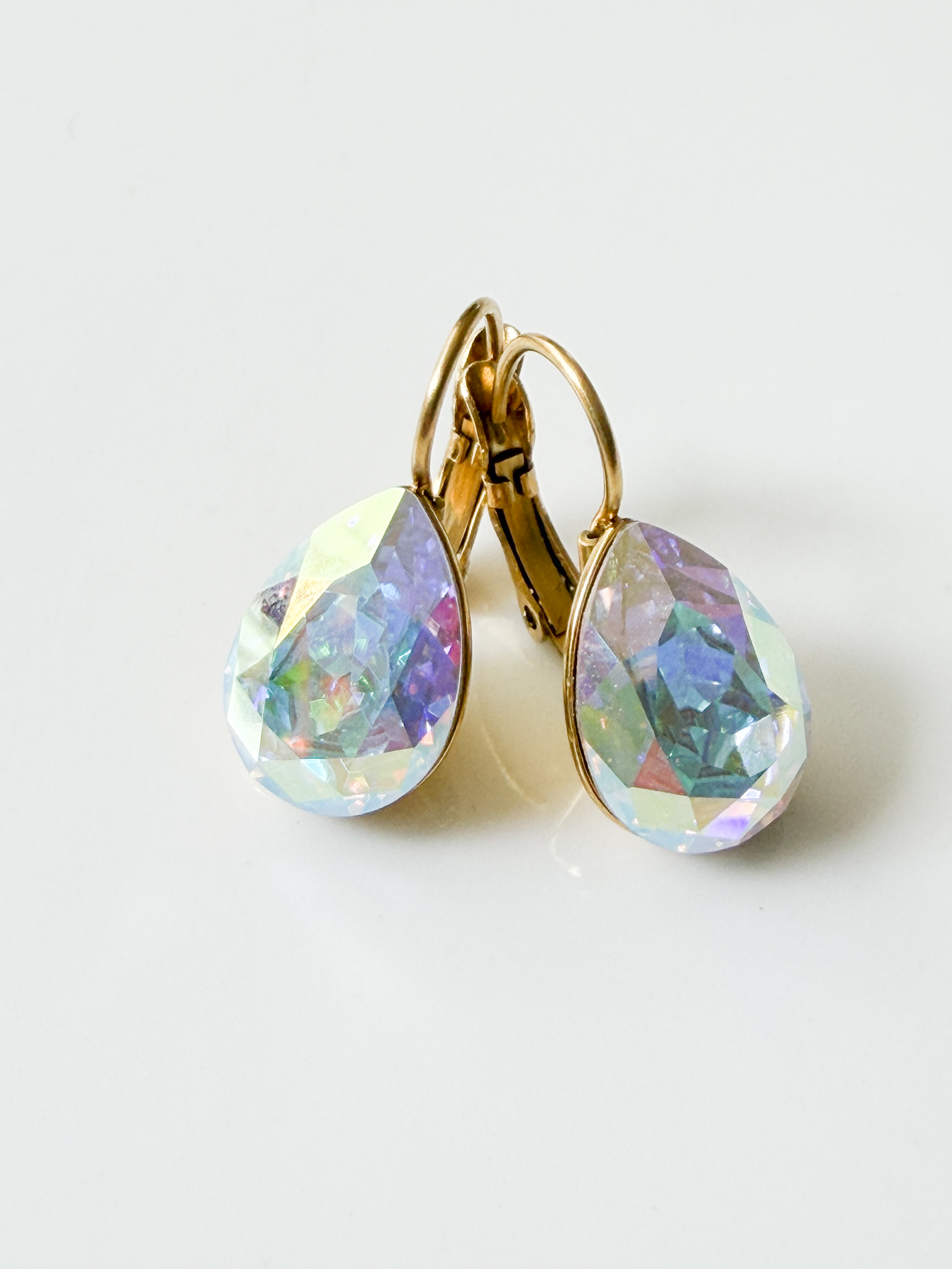 Boucles cristal goutte blanc irisé doré