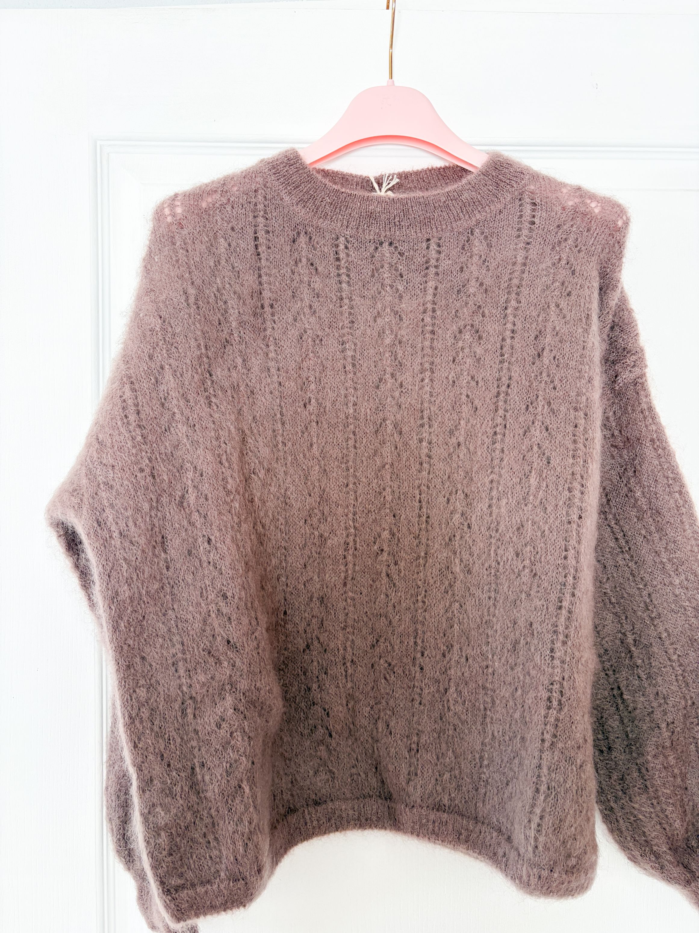 Pull torsadé taupe de la capsule fantaisie