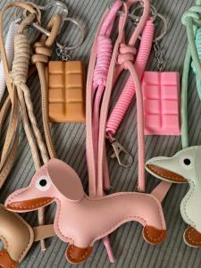 gri gri de sac chien rose