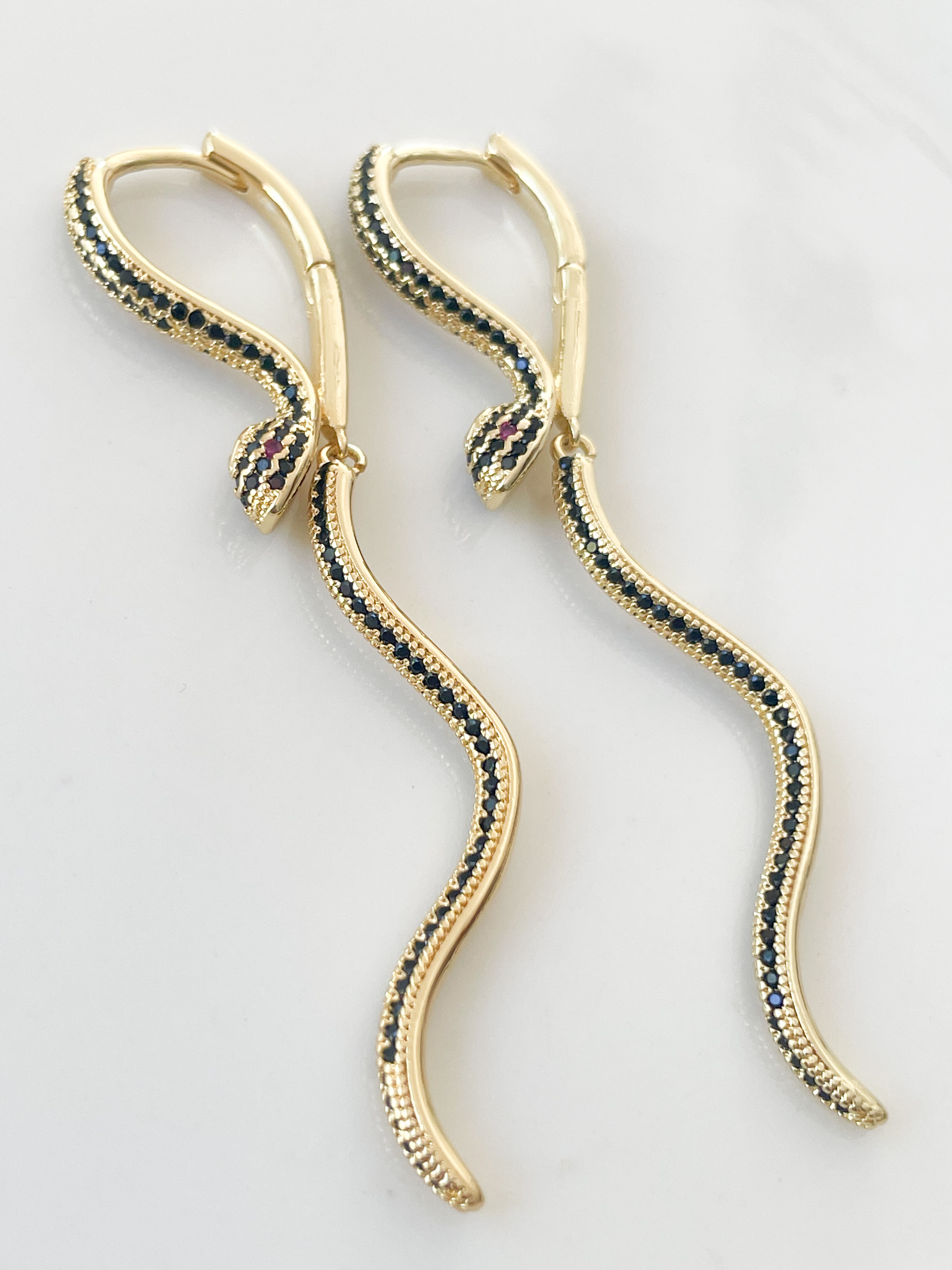 boucles serpent noir doré