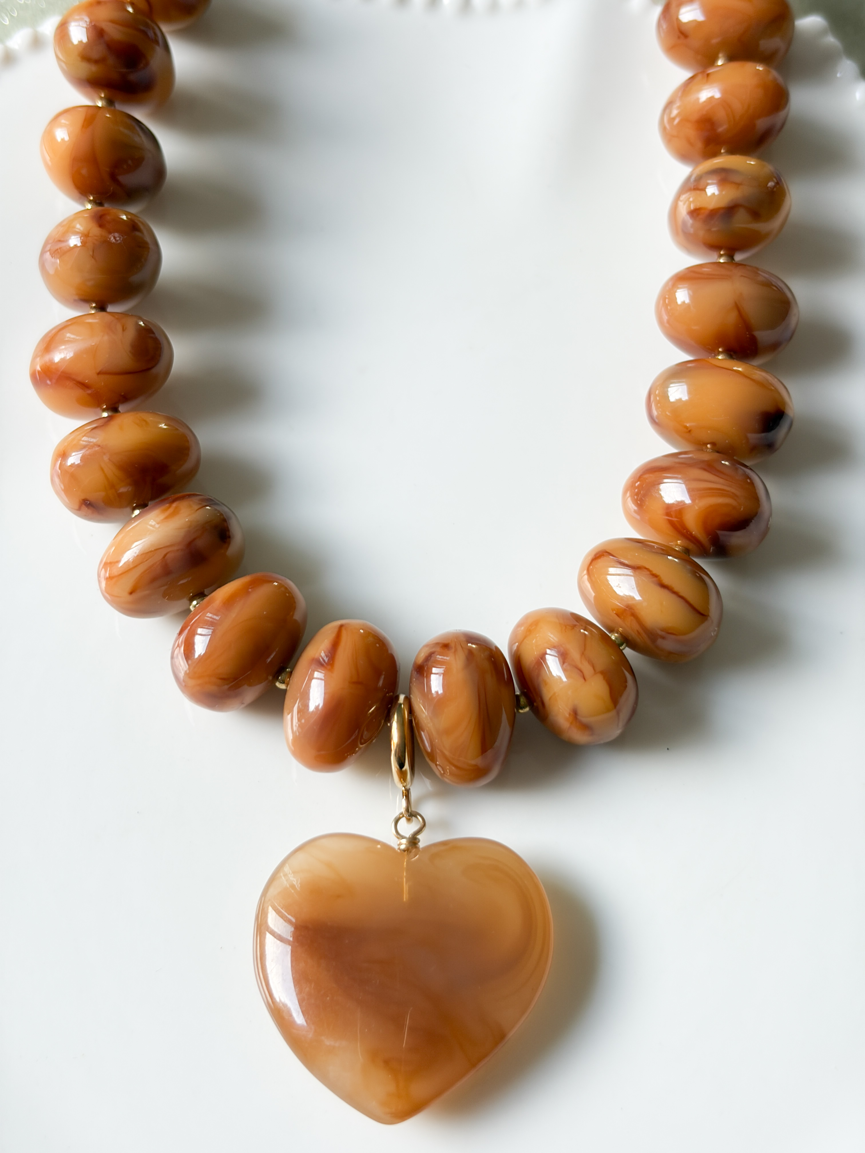 Collier coeur marron de la capsule de Cricri