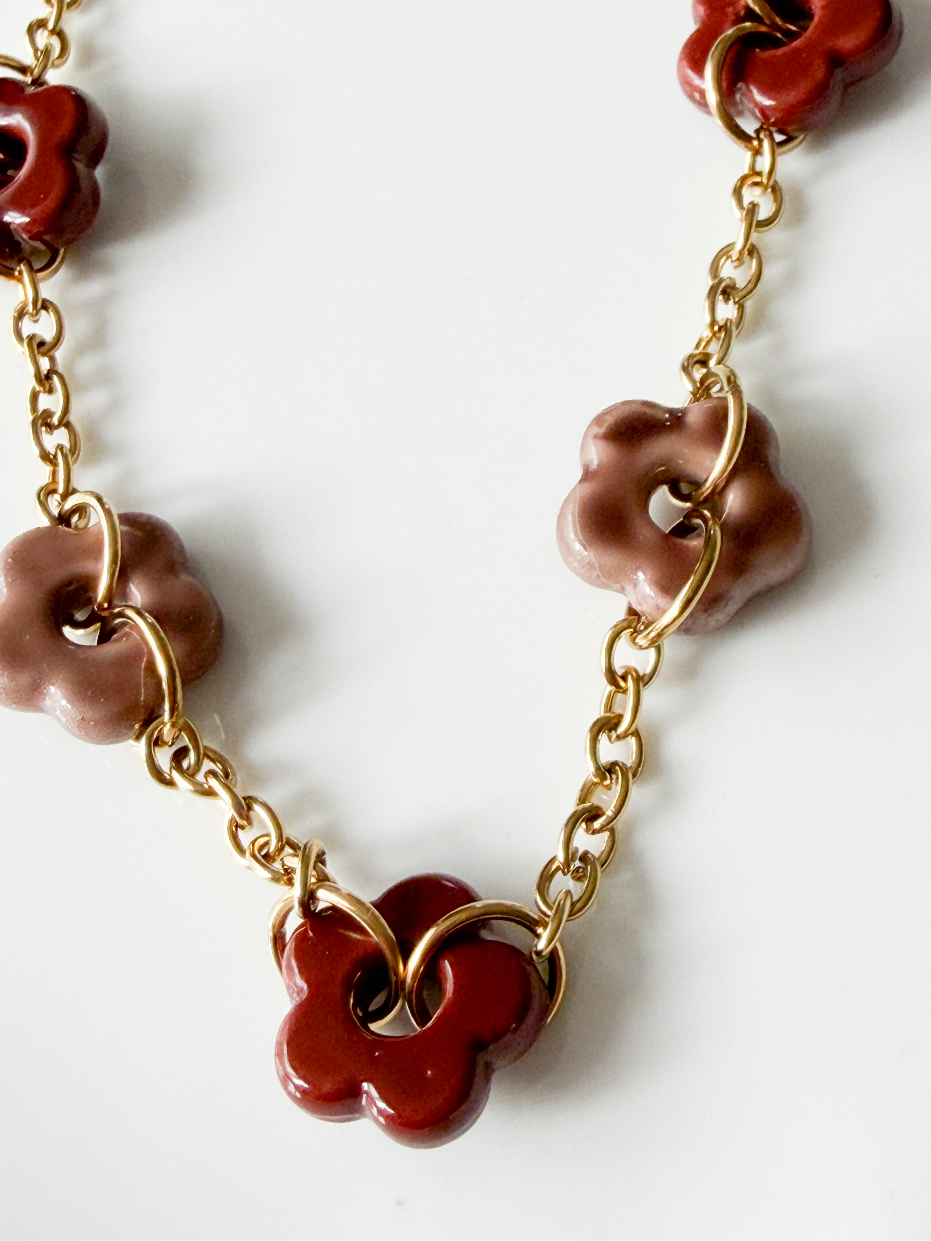 Collier fleurs rose prune doré