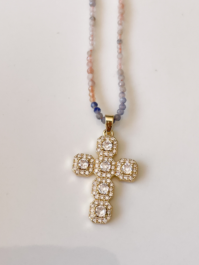 Collier pierres Croix rose mauve doré