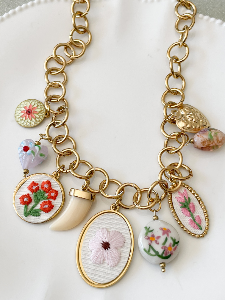 Collier breloques fleurs brodé doré