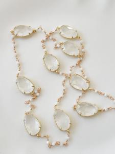 Collier sautoir pierres blanc doré