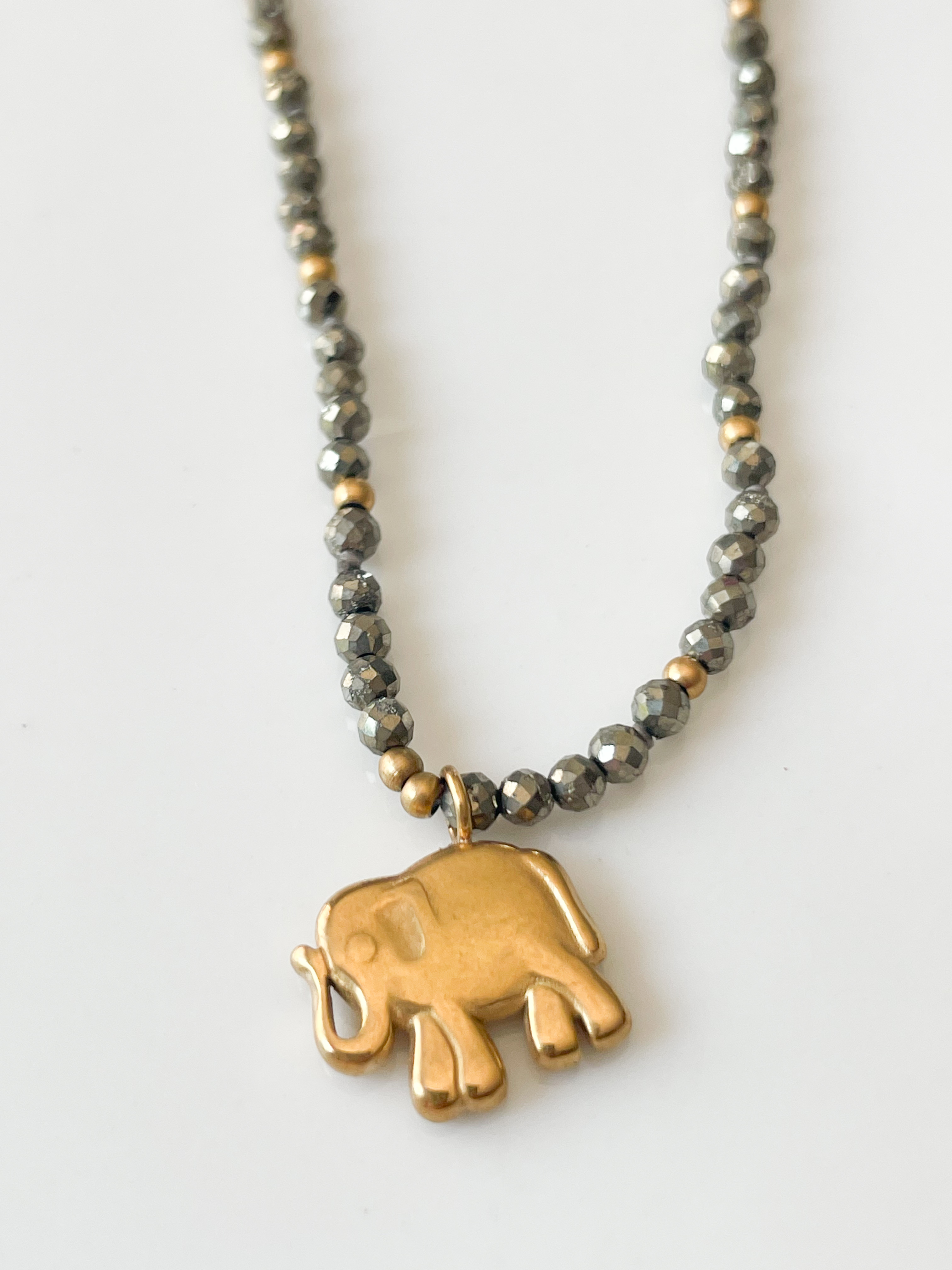 Collier pierre éléphant pyrite noir doré