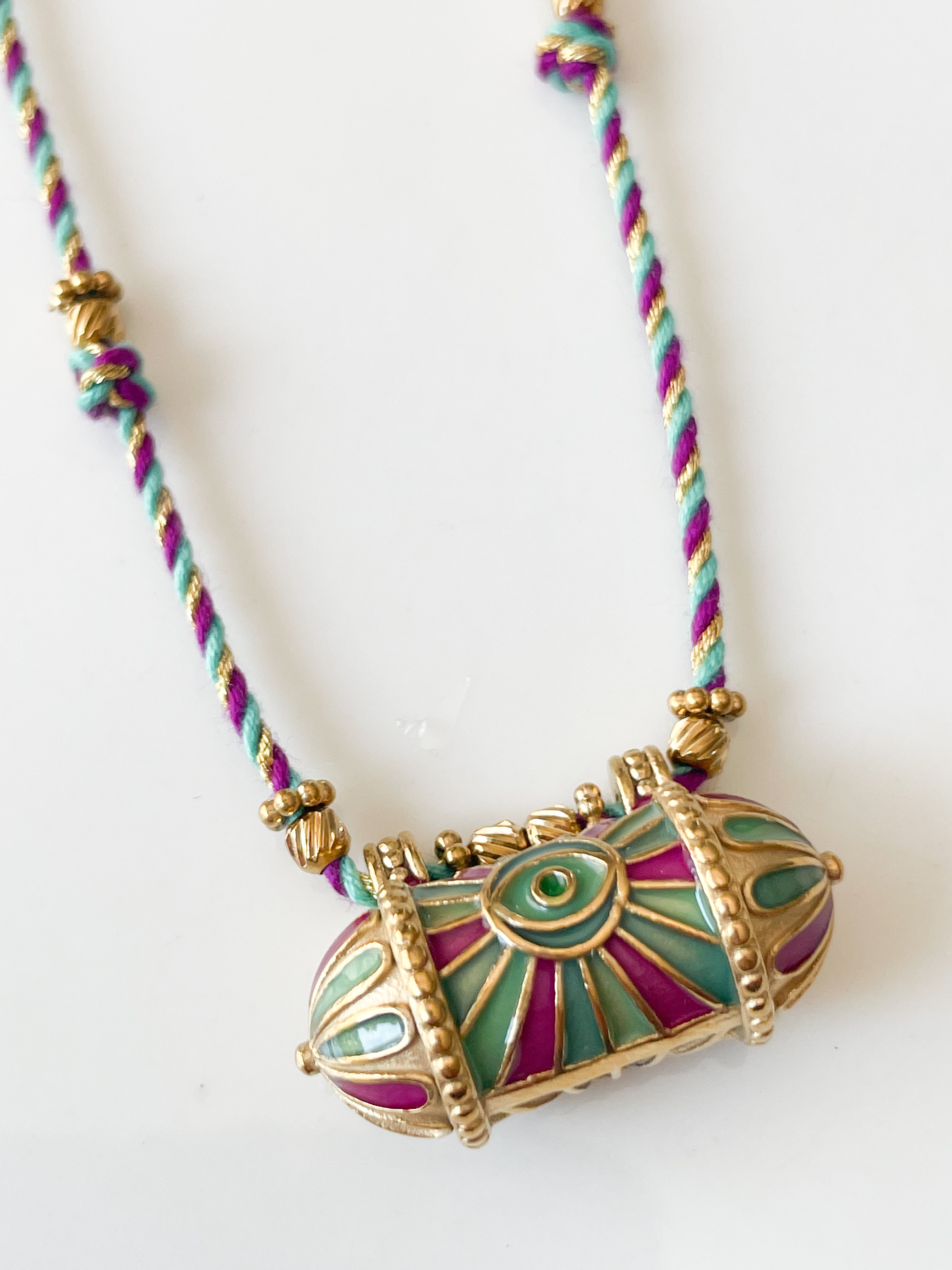 Collier Talisman violet vert doré