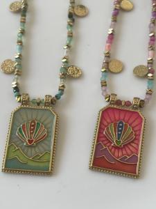 collier médaillon coquillage vert doré