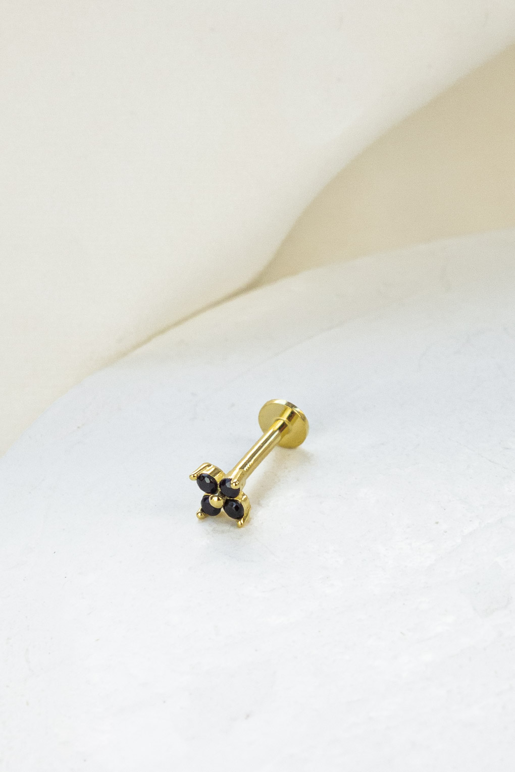 boucle piercing Daffodil noir doré de Shlomit Ofir