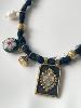 collier médaille noir doré