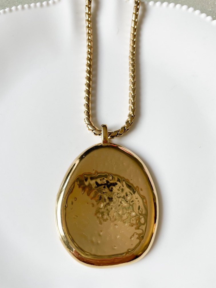 Collier Sautoir médaillon ovale doré