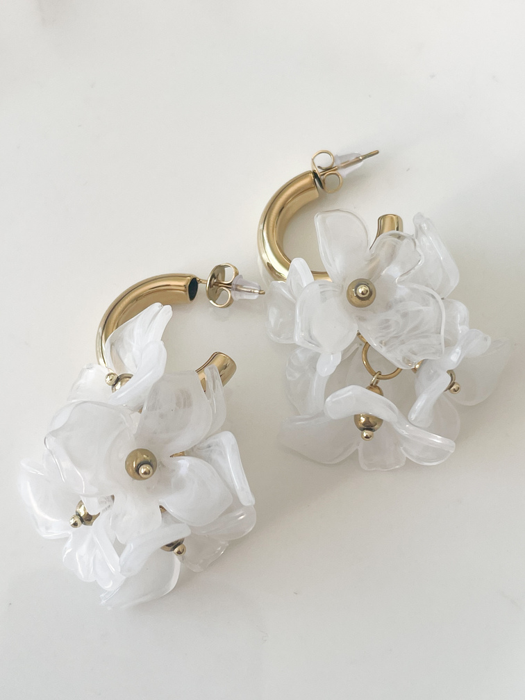 boucles fleurs blanches doré