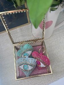 porte clé coeur brodé bleu ciel de Mandalita