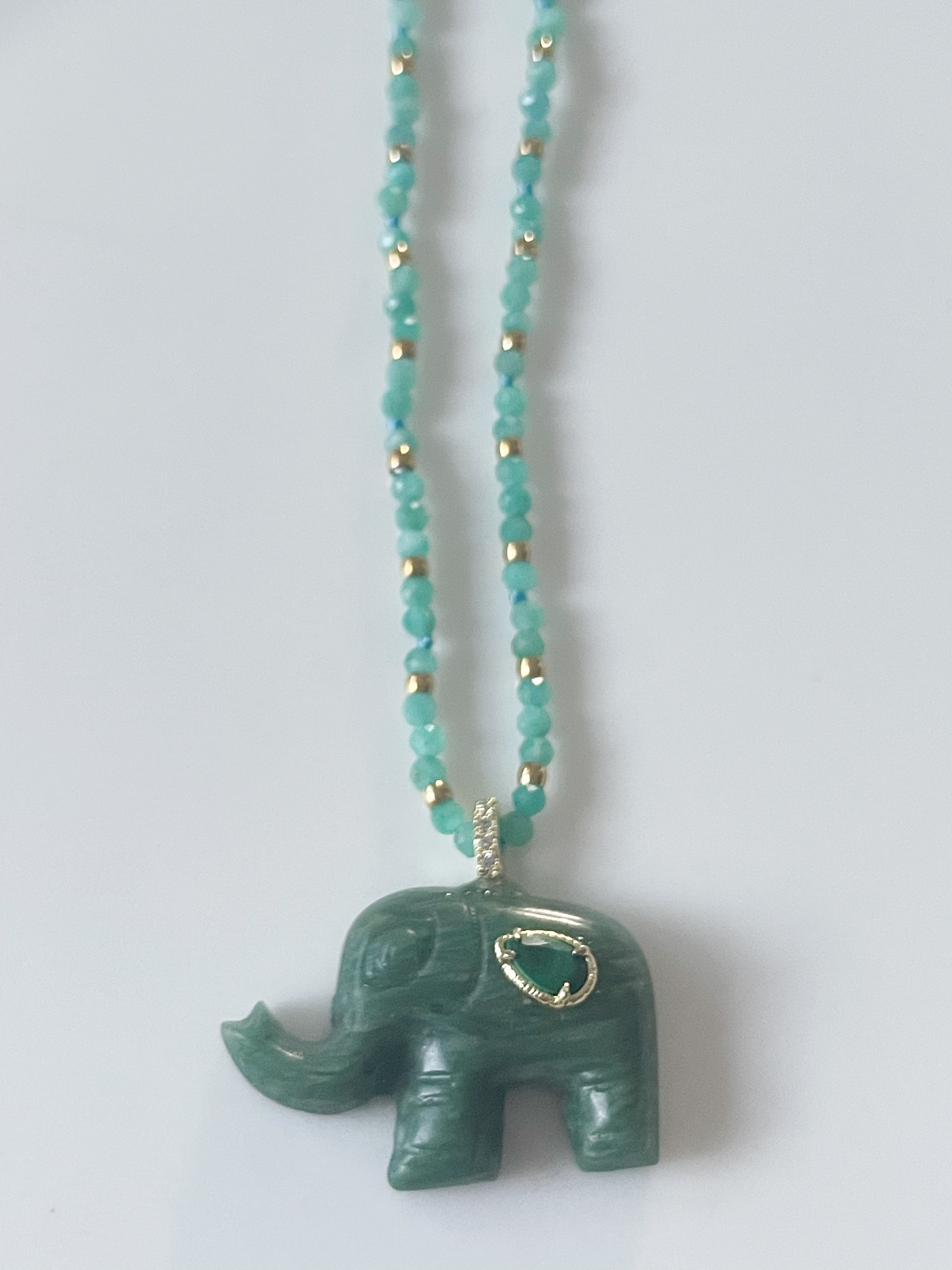 Collier éléphant pierres vert doré