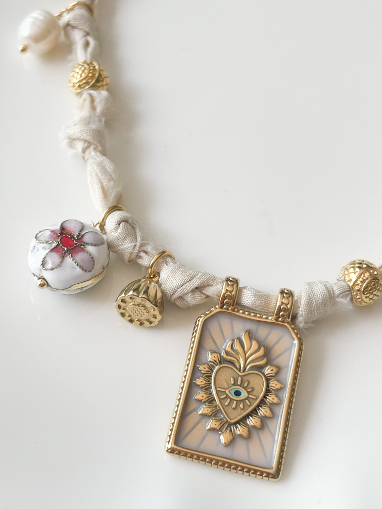 collier médaille beige doré