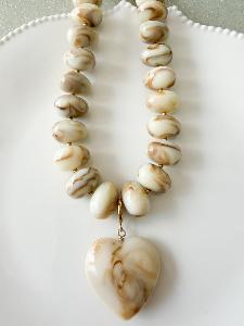 Collier coeur beige perles