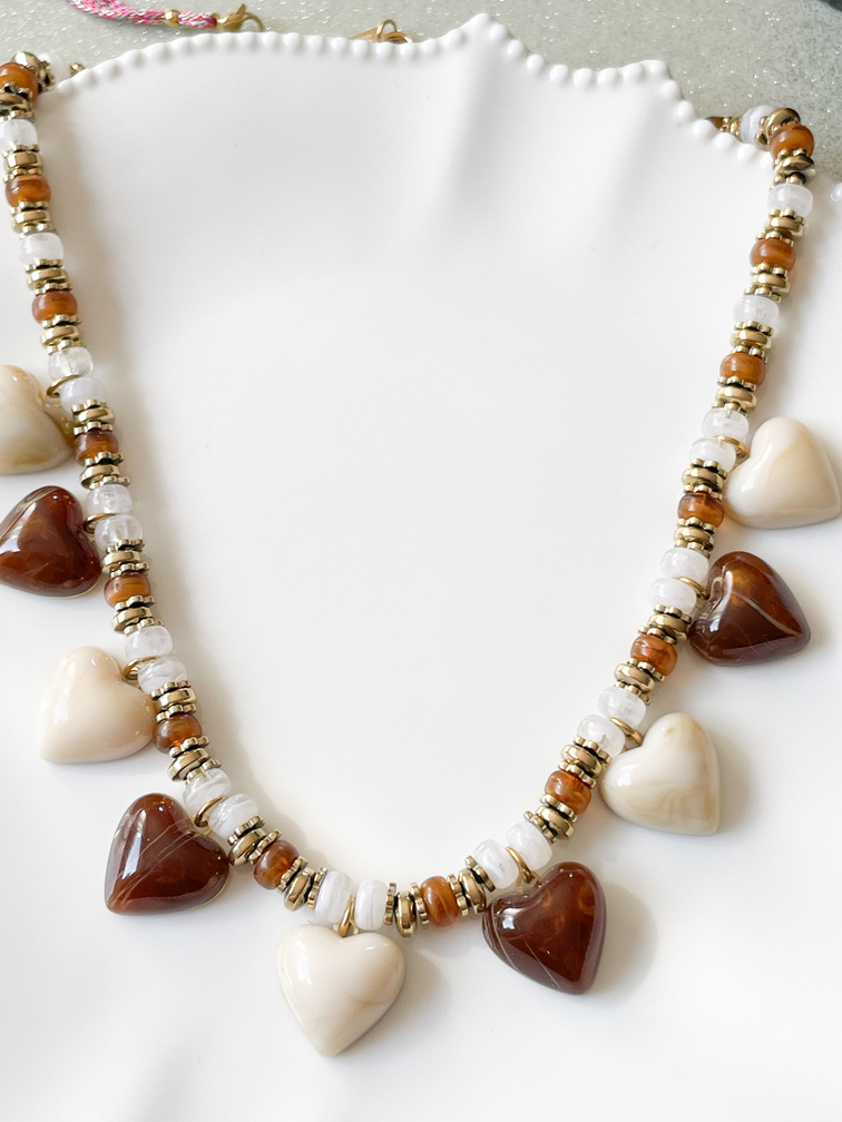 Collier coeur marron beige doré