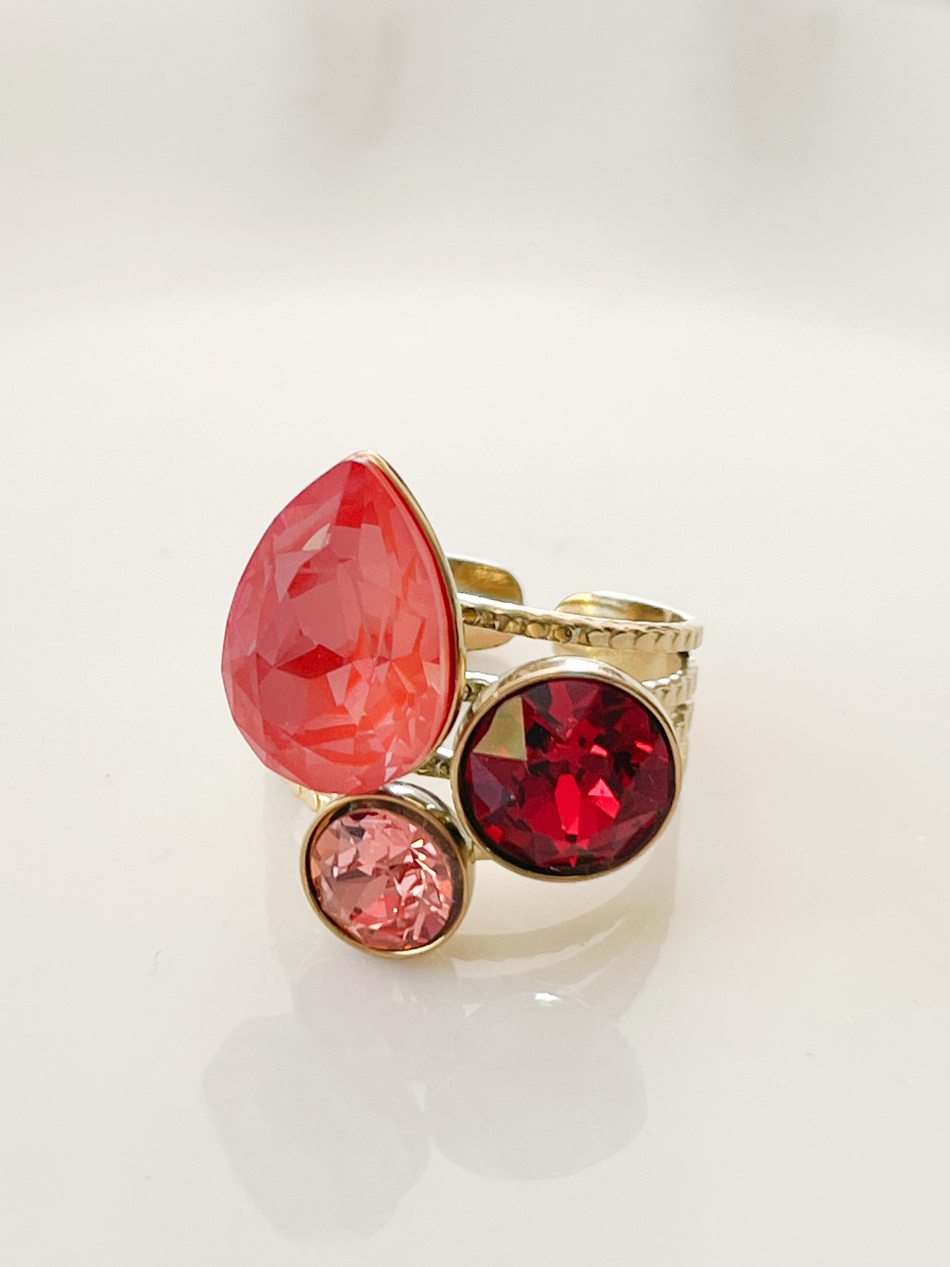 Bague cristal goutte corail doré