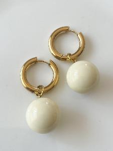 Boucles boules beige doré