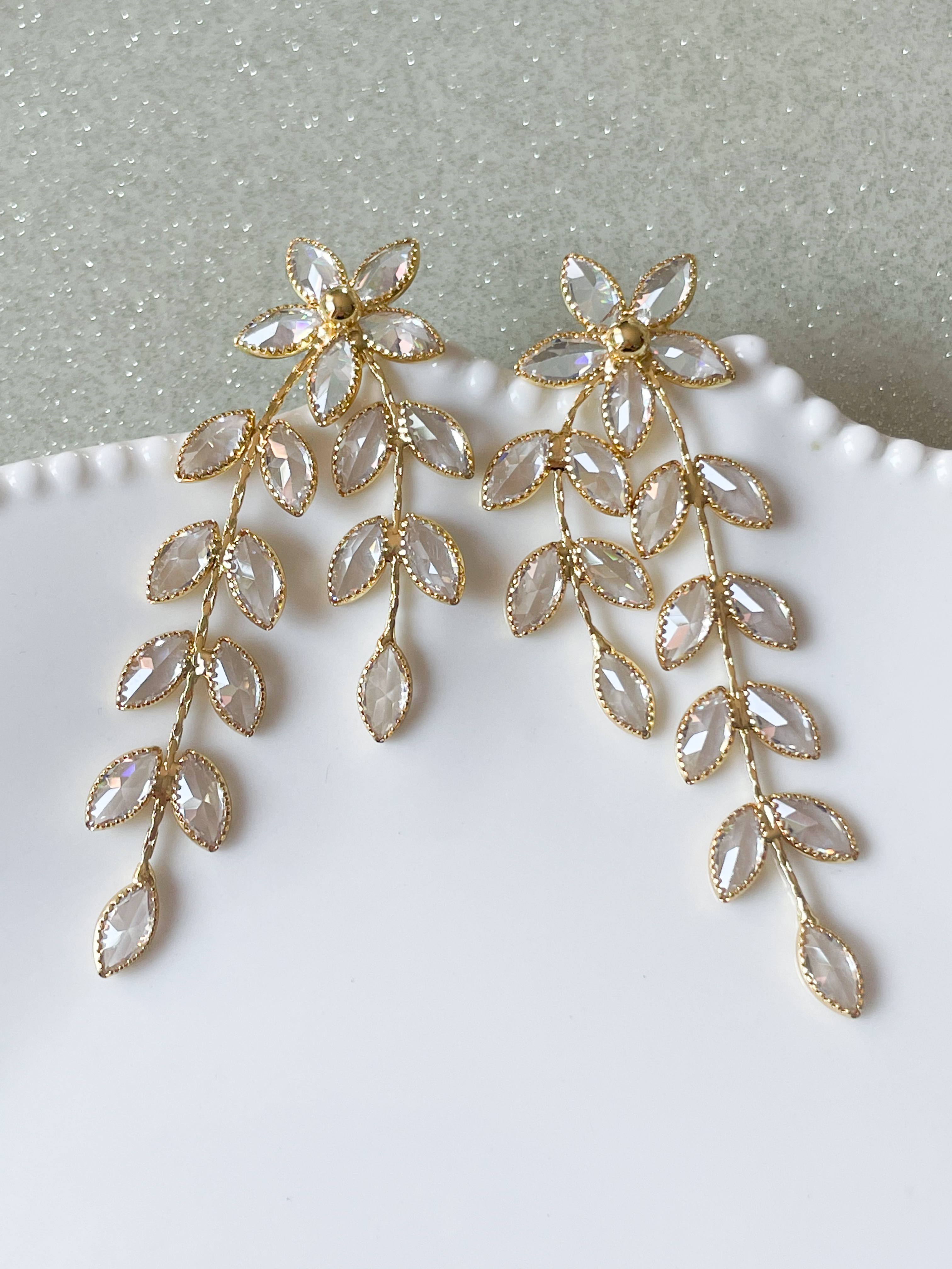 Boucles Magnolia strass blanc doré