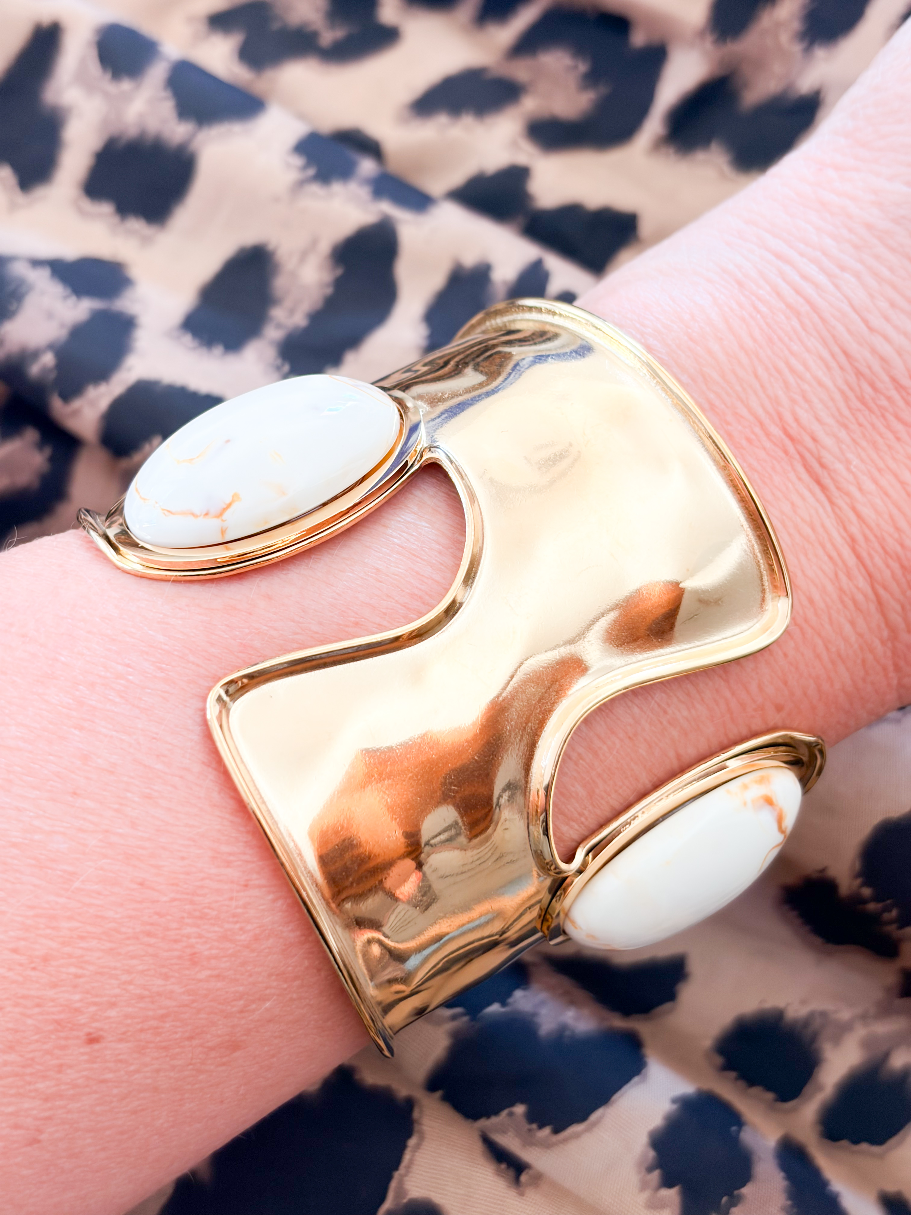 Bracelet manchette Nicole beige doré