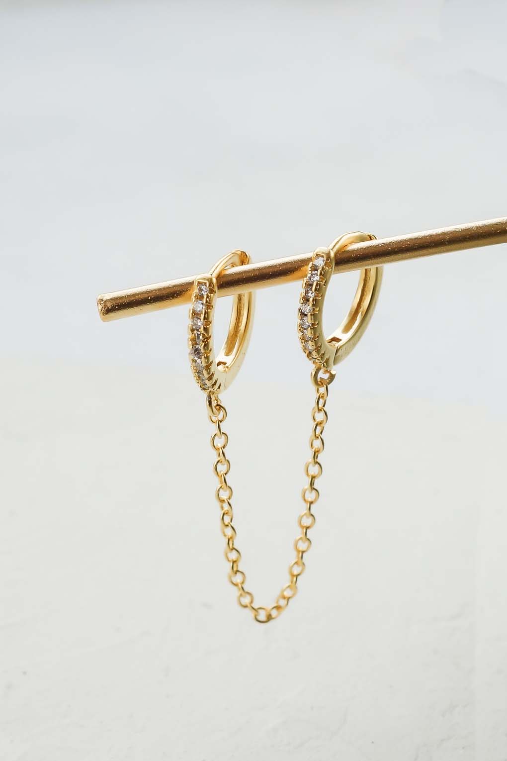 boucles Byron blanc doré de Shlomit Ofir
