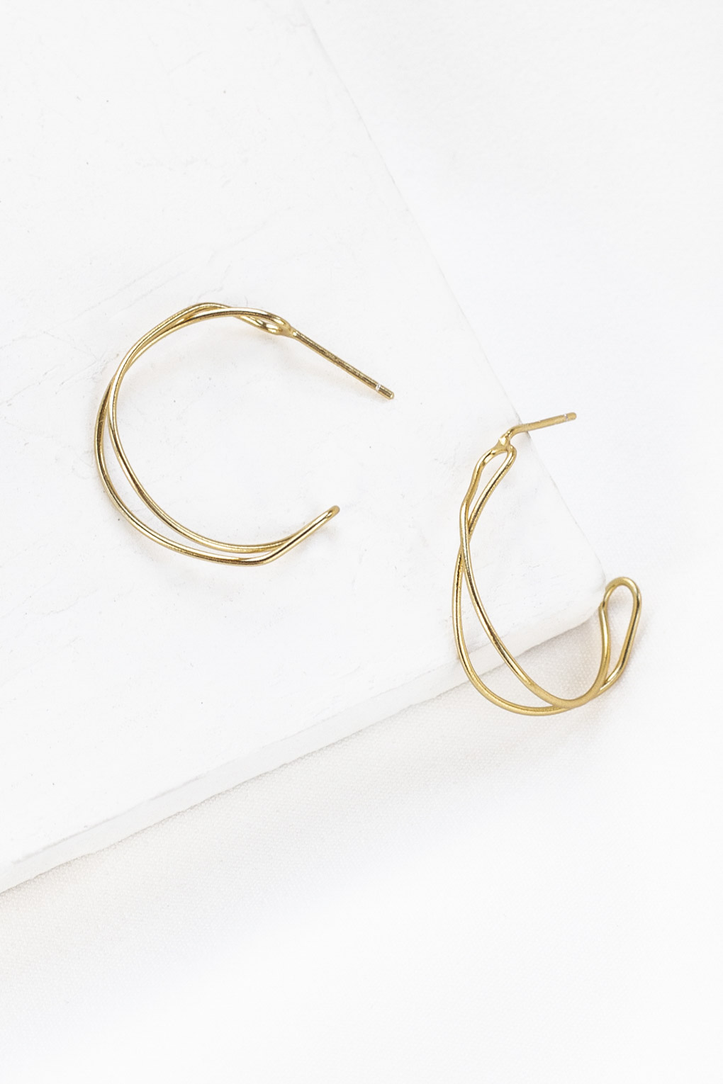 boucles Twist doré de Shlomit Ofir