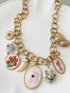 Collier breloques fleurs brodé doré