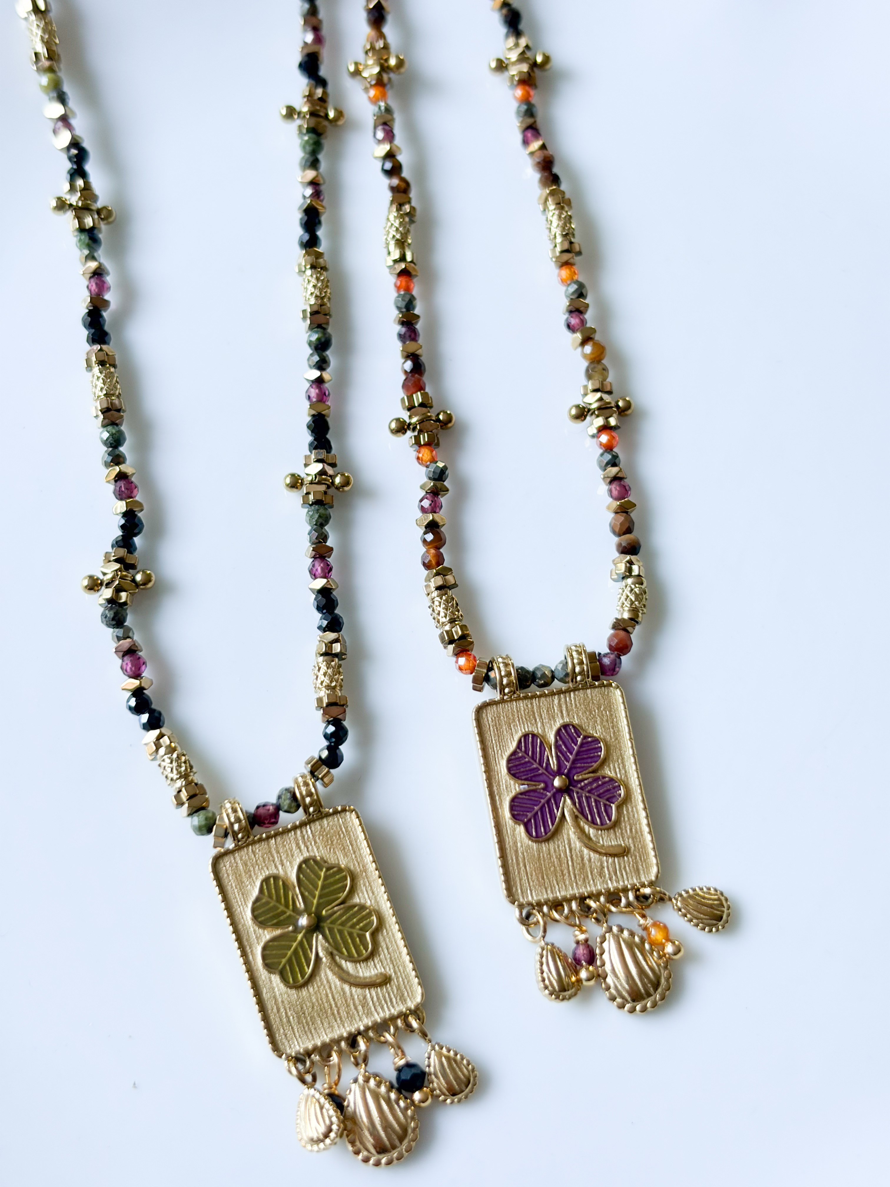 Collier pierres médaillon tréfle violet doré