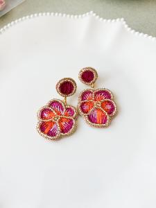 Boucles perles brodées pensée long rose