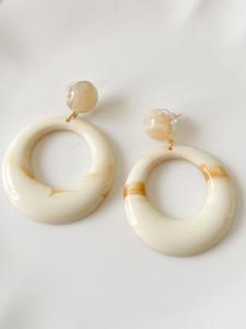 Boucles résine beige de la capsule Cricri