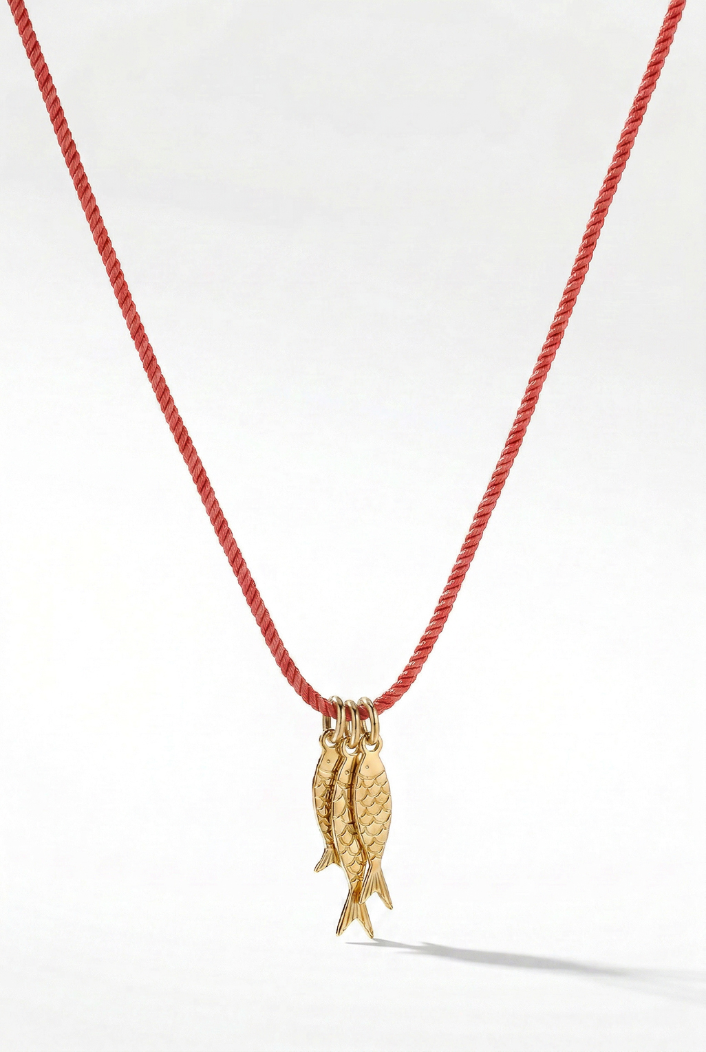 Collier Nami rouge doré de Shlomit