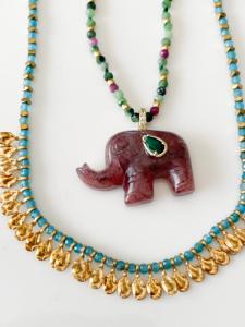 Collier éléphant pierres bordeaux doré