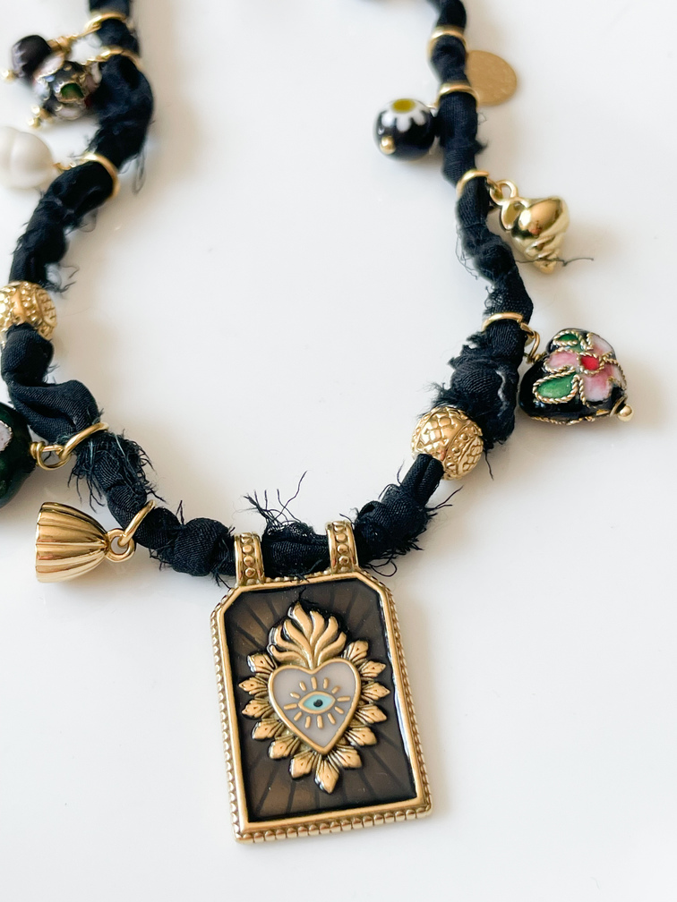 collier ex voto noir doré