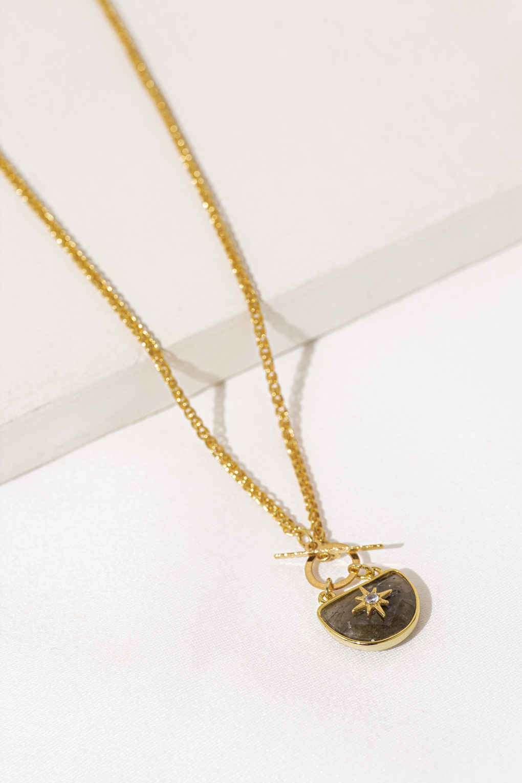 collier Mystic court gris doré de Shlomit Ofir