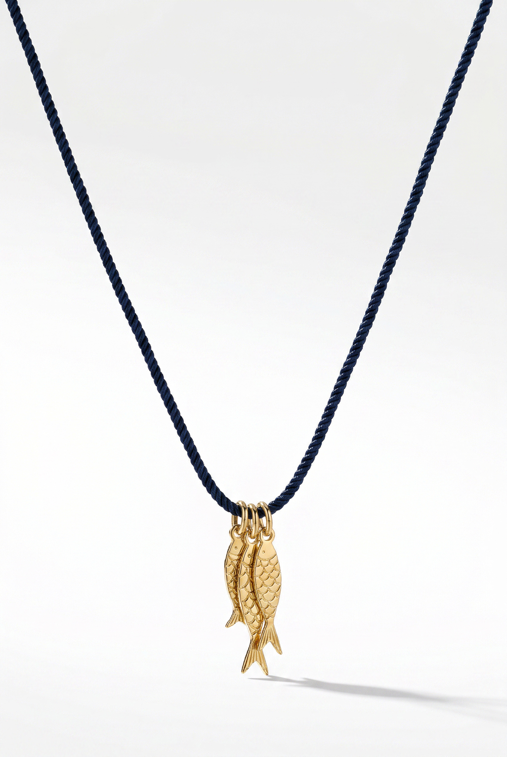 Collier Nami bleu marine doré de Shlomit