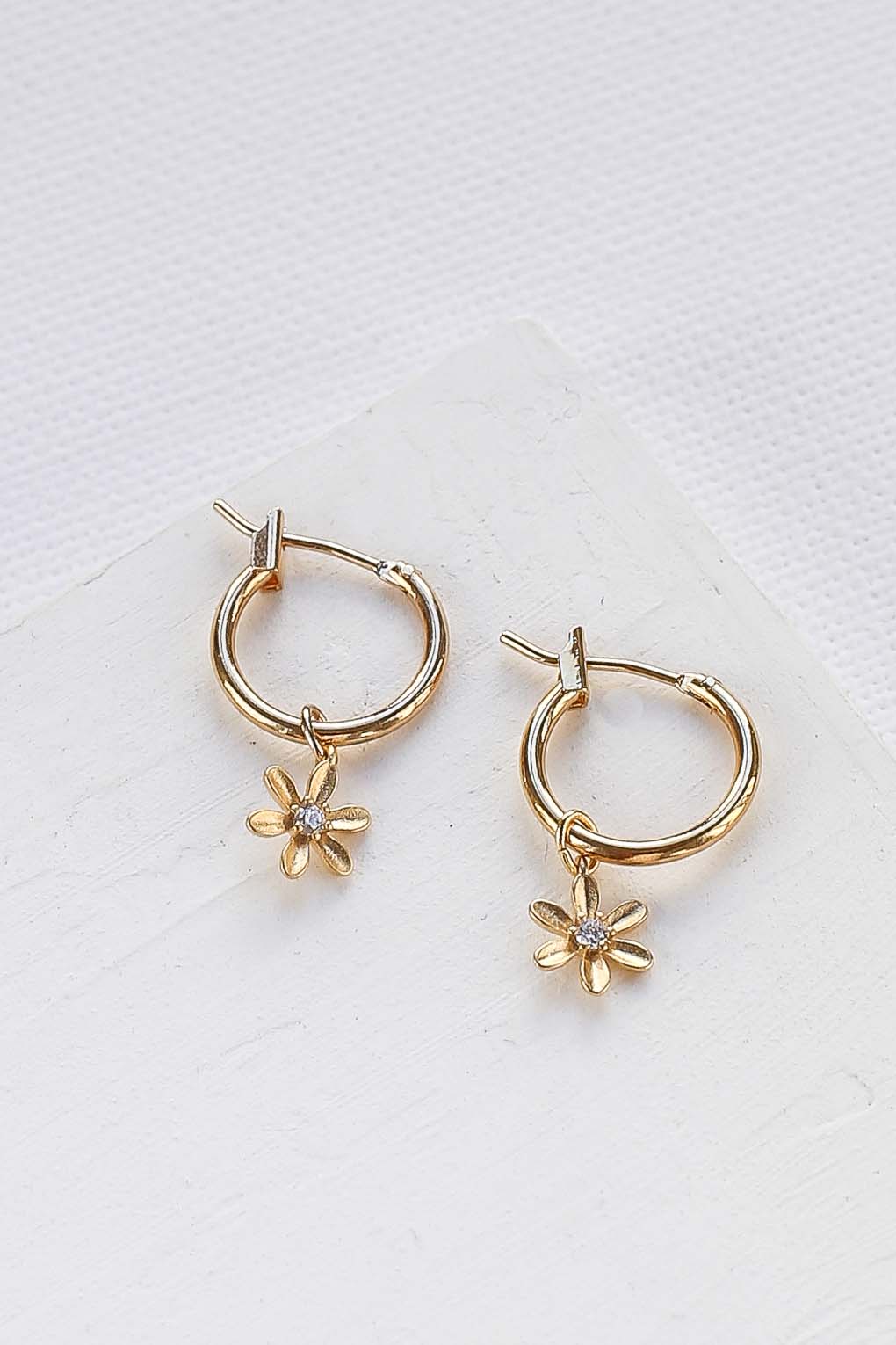 boucles Daisy créoles doré de Shlomit Ofir