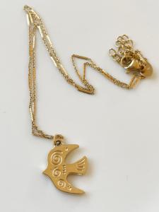 Collier oiseau gravé doré