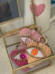 porte clé coeur brodé rose fonçé de Mandalita