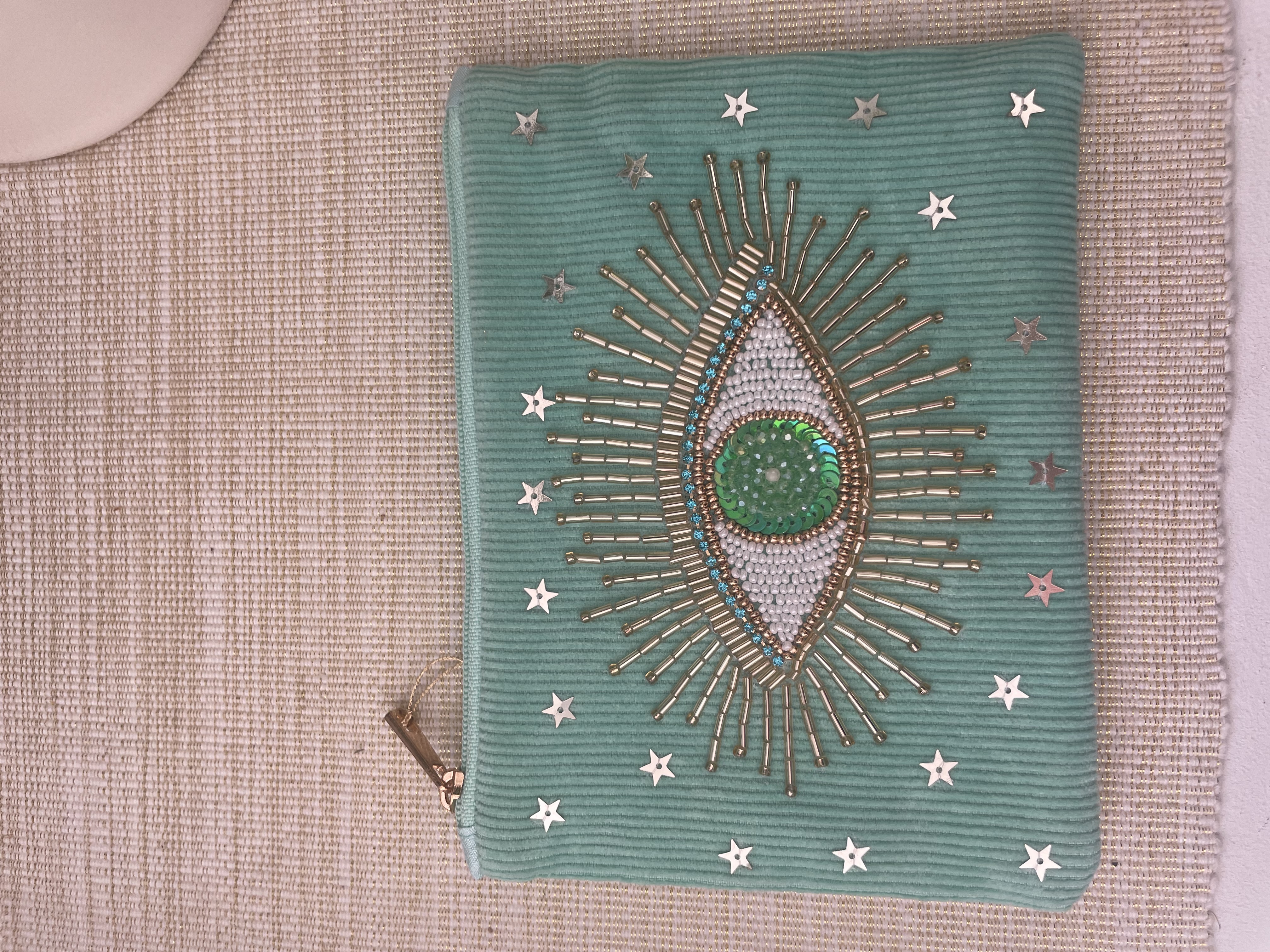 pochette oeil brodé vert de Mandalita