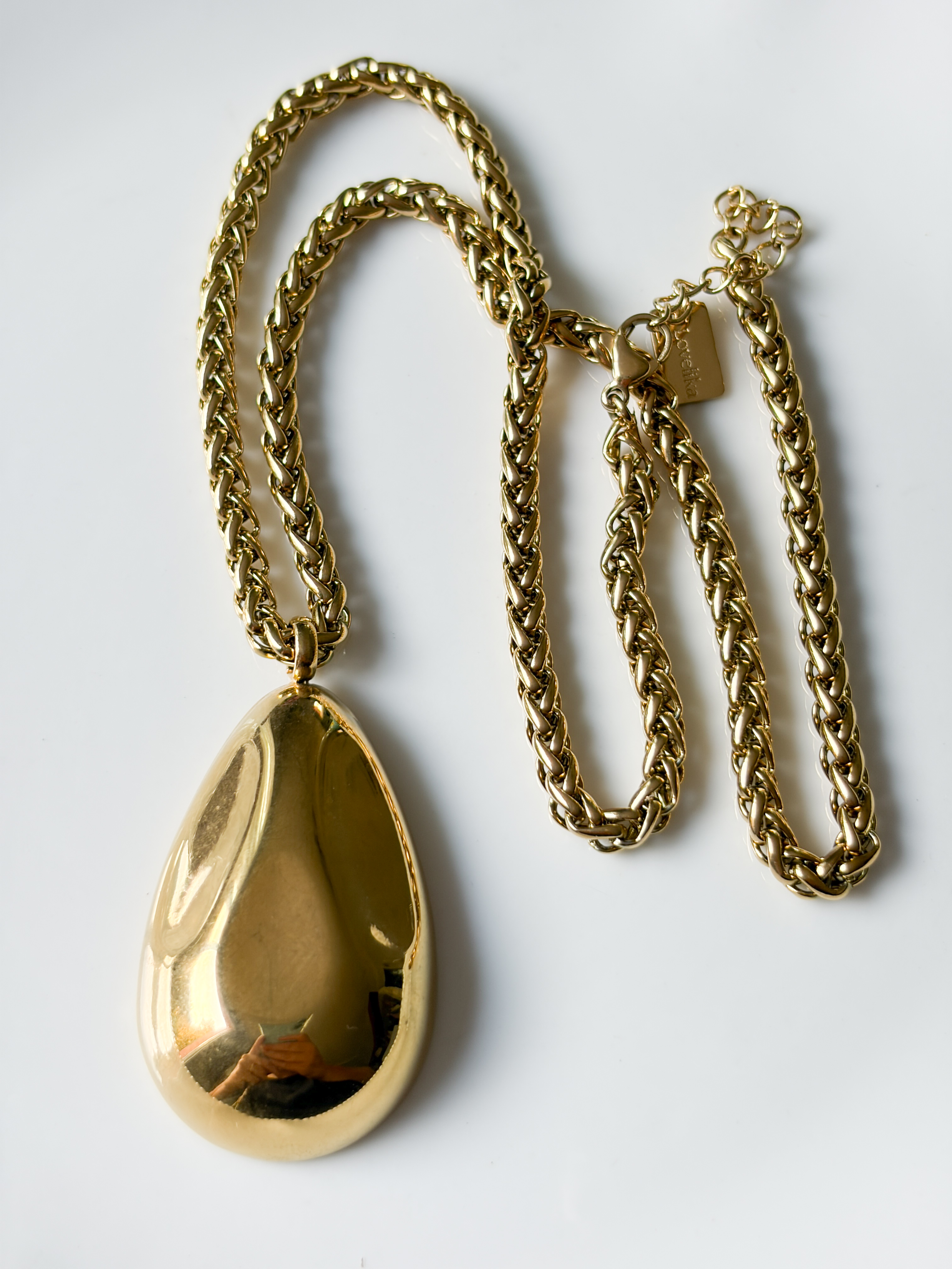 Collier doré de la capsule de Cricri