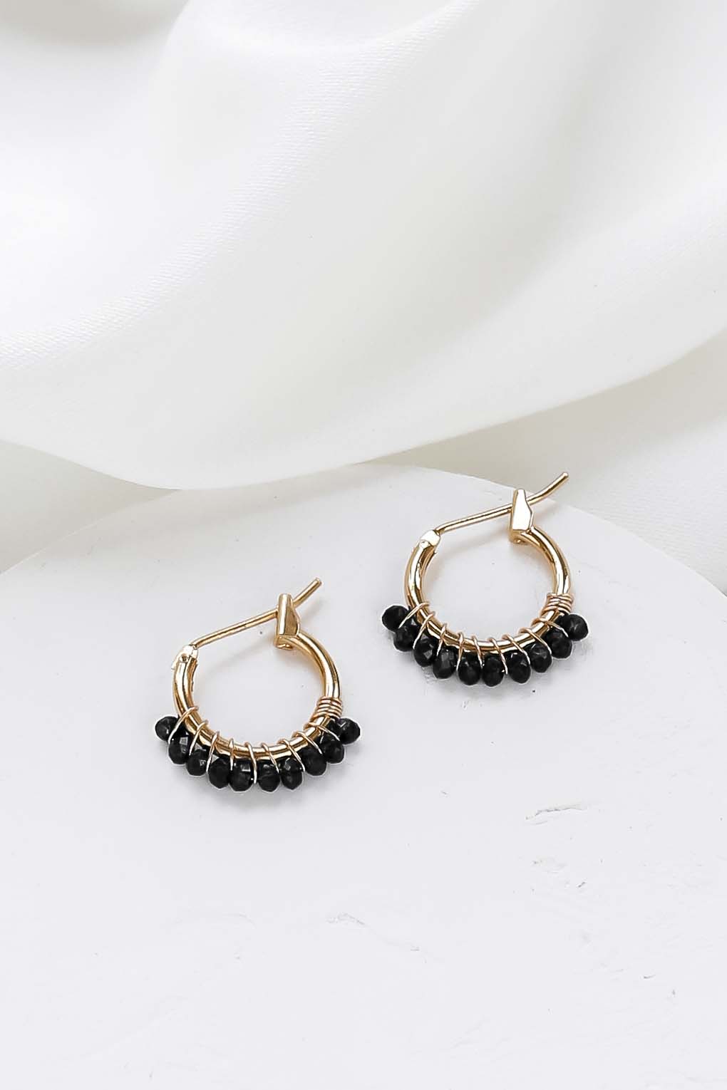 boucles Millie créoles noir doré de Shlomit Ofir