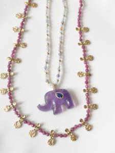 Collier éléphant pierres mauve doré