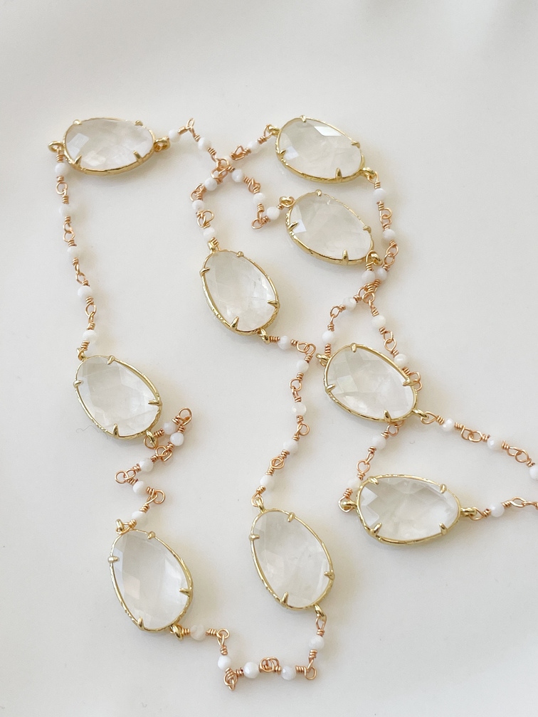 Collier sautoir pierres blanc doré