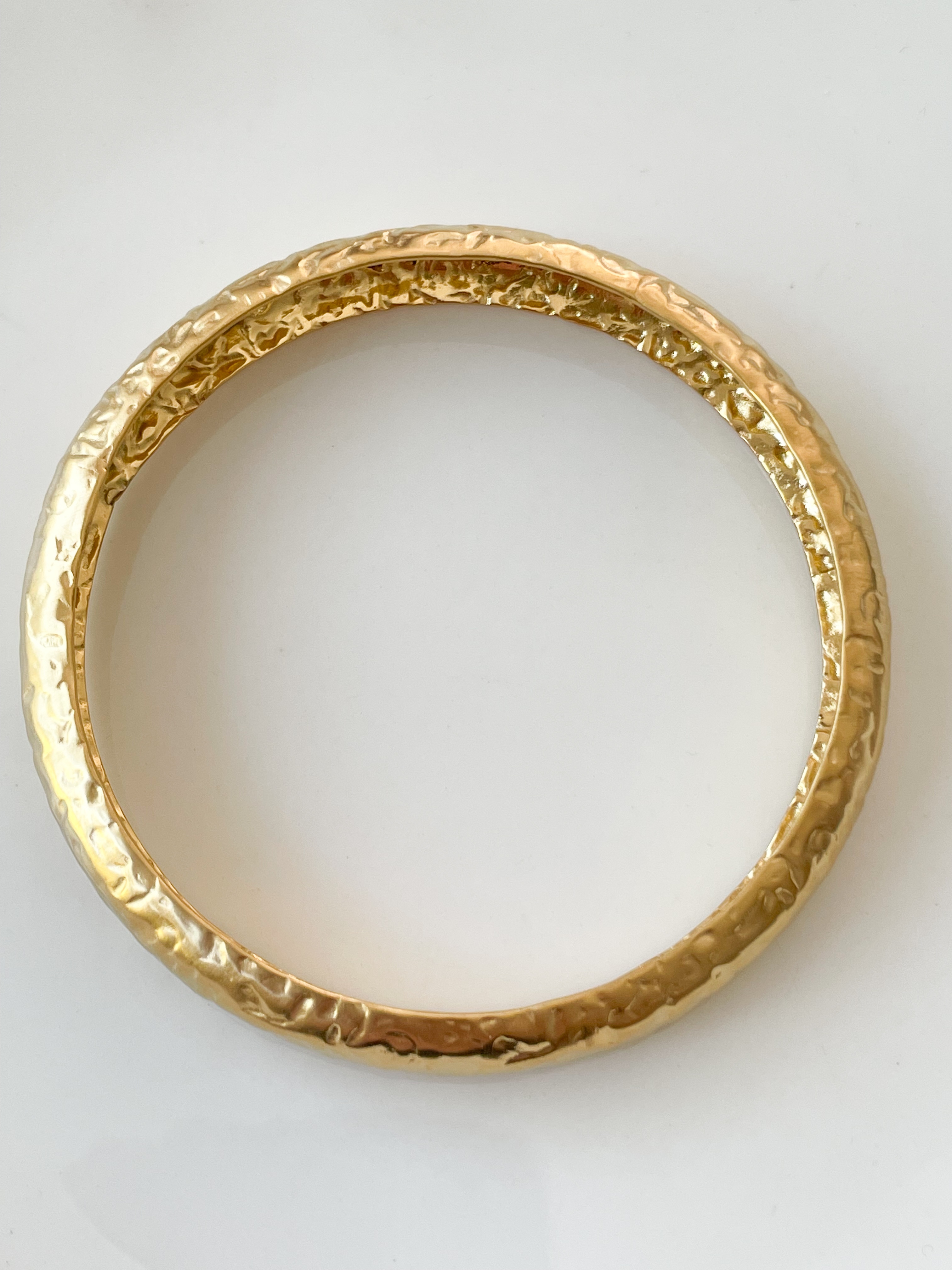 Bracelet jonc martelé doré