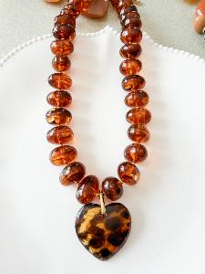 Collier coeur ambre perles