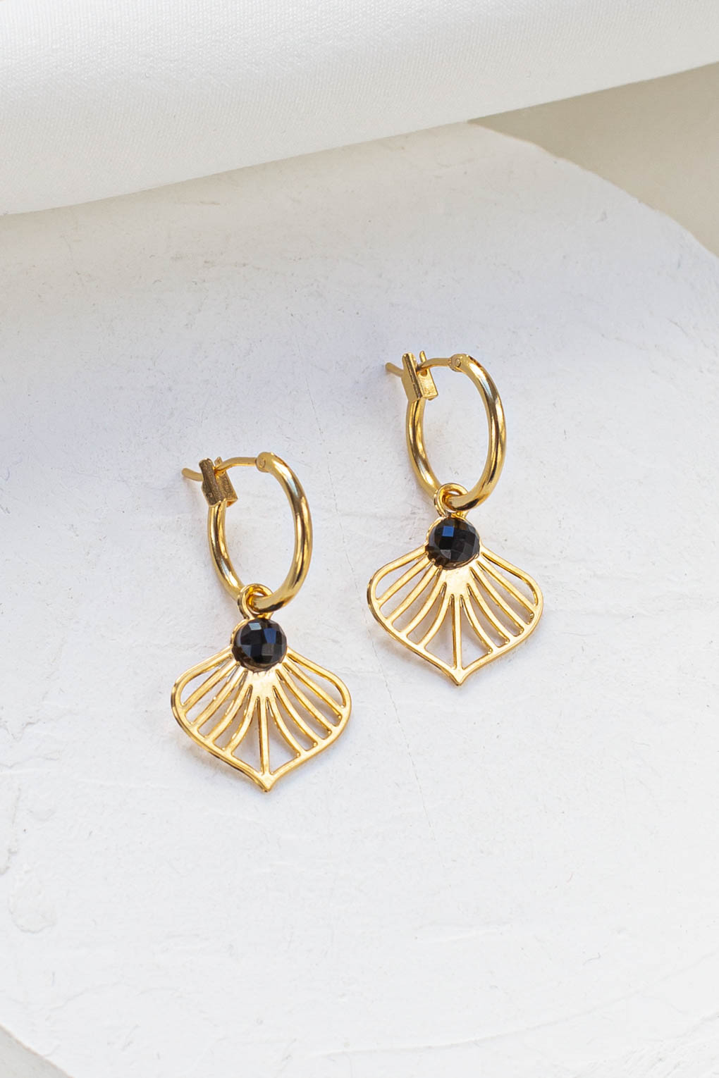 boucles Noya créoles noir doré de Shlomit Ofir