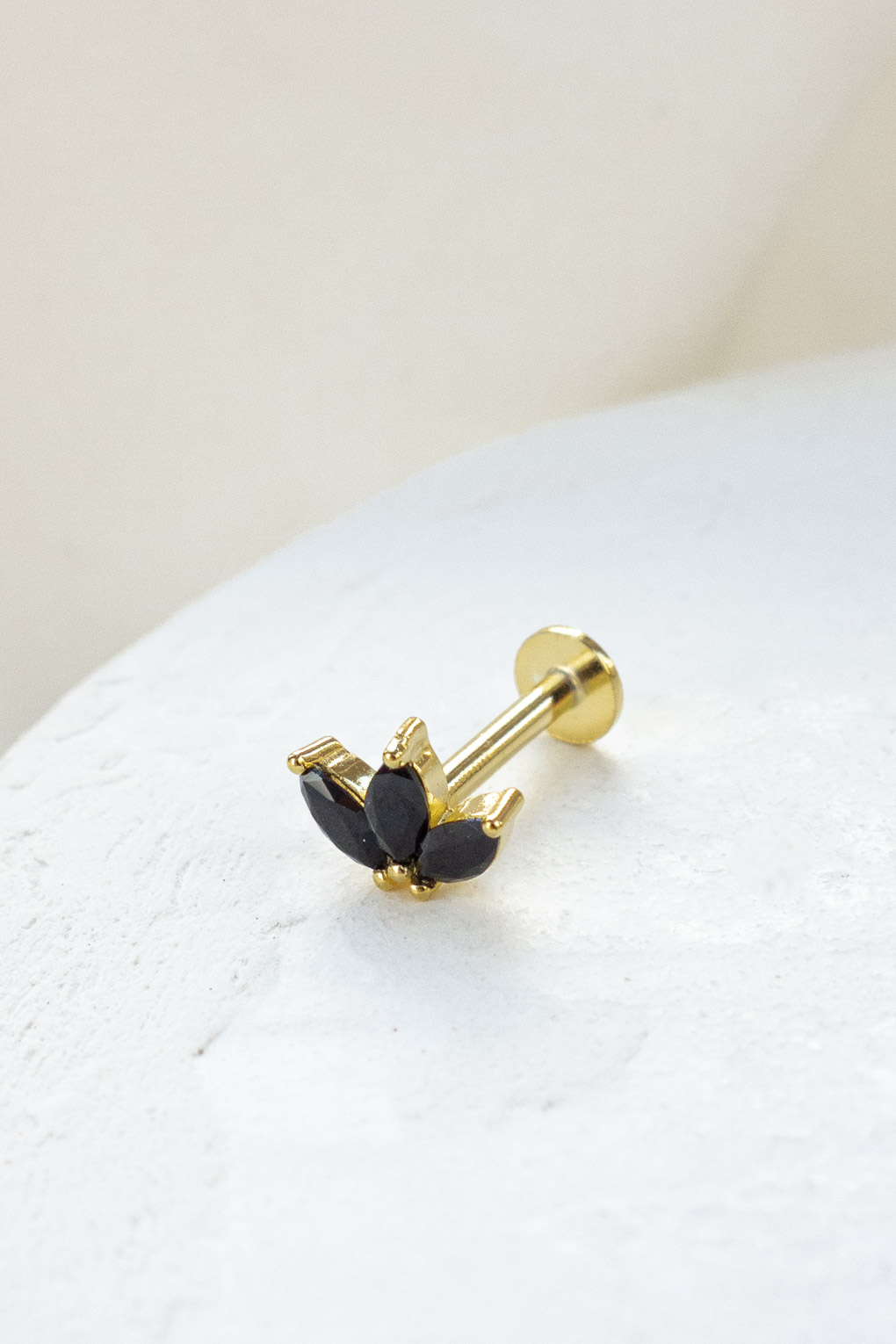 boucle piercing Zoé noir doré de Shlomit Ofir