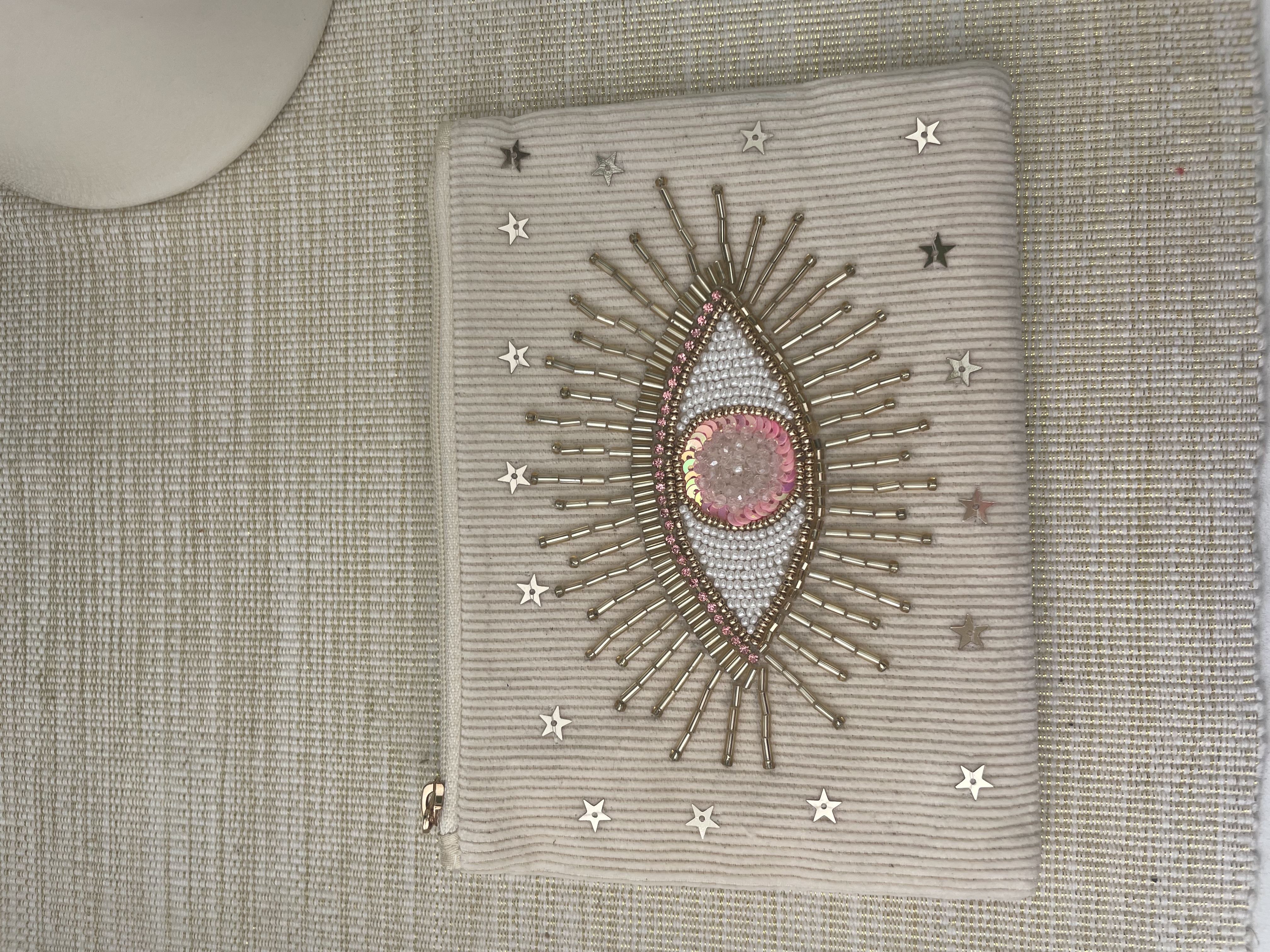 pochette oeil brodé beige de Mandalita