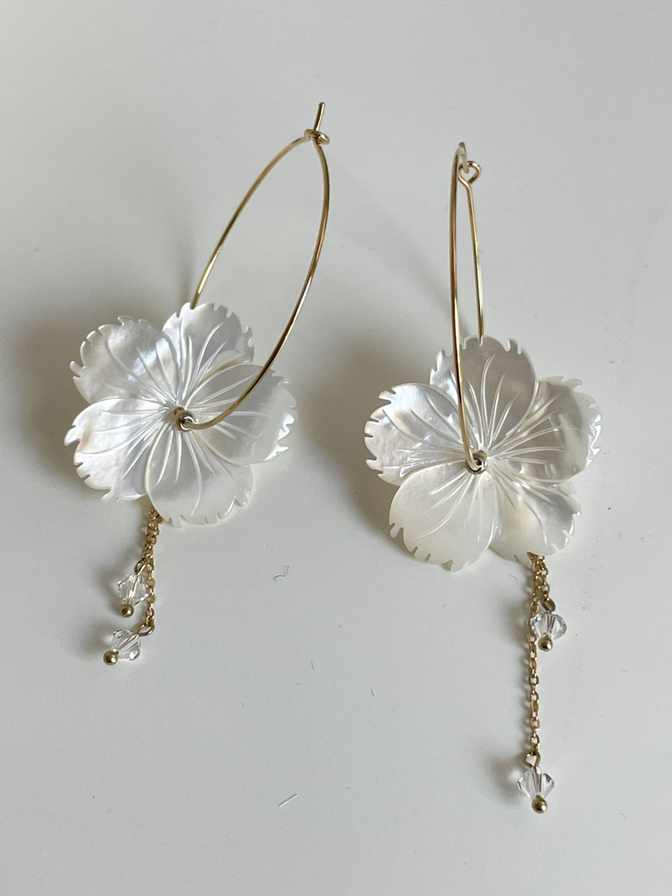 boucles créoles fleur nacre blanc doré